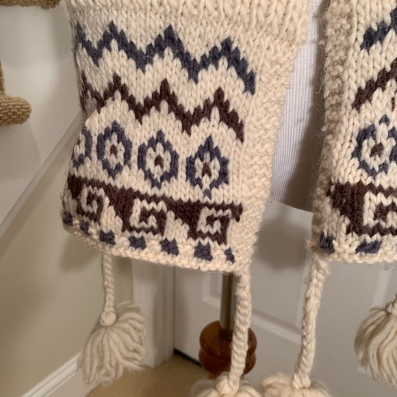 Scarf chunky wool w braids & Pom Poms at ends - Picture 3 of 4